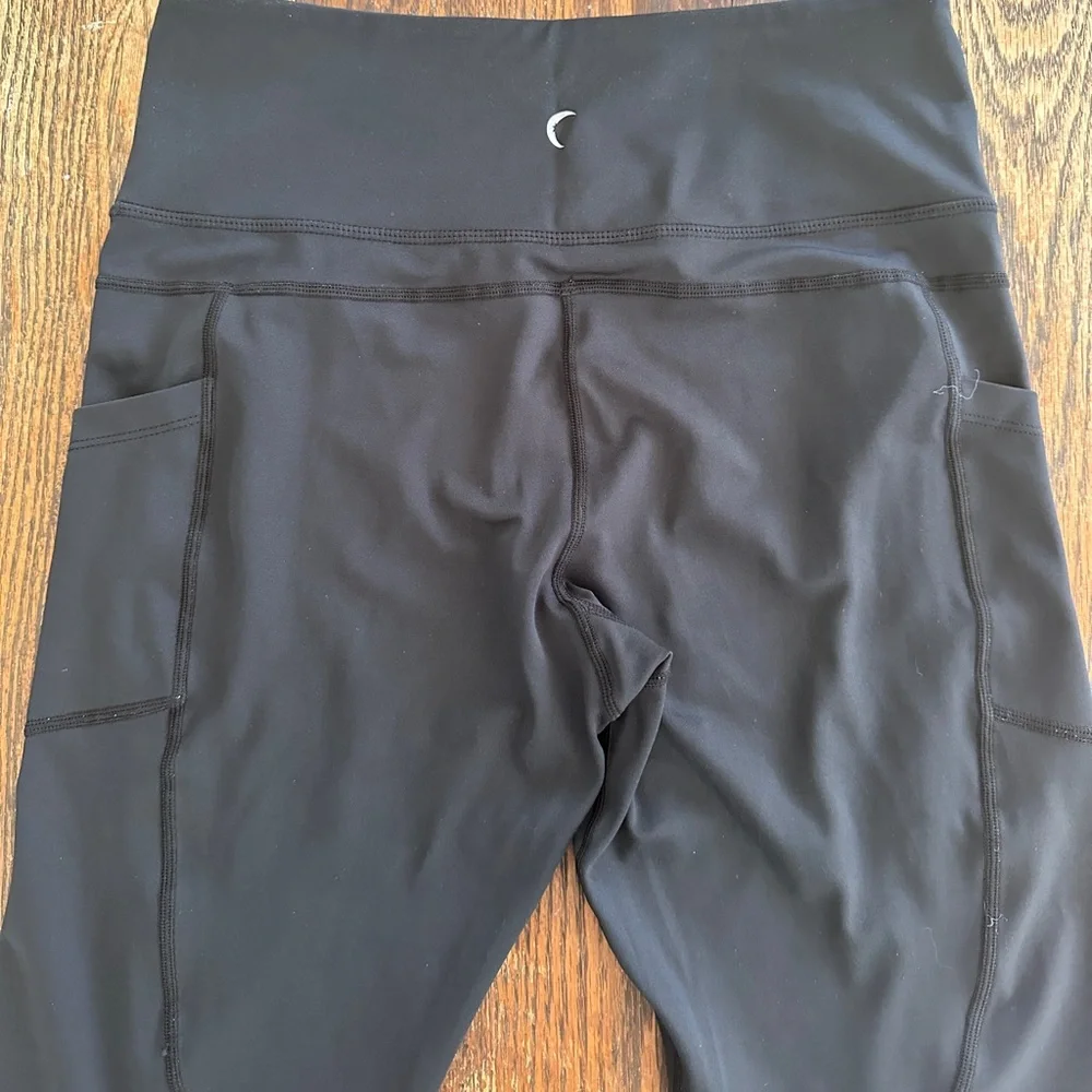 ZYIA Black High-Waisted Light n Tight Leggings w/Pockets - Picture 4 of 5